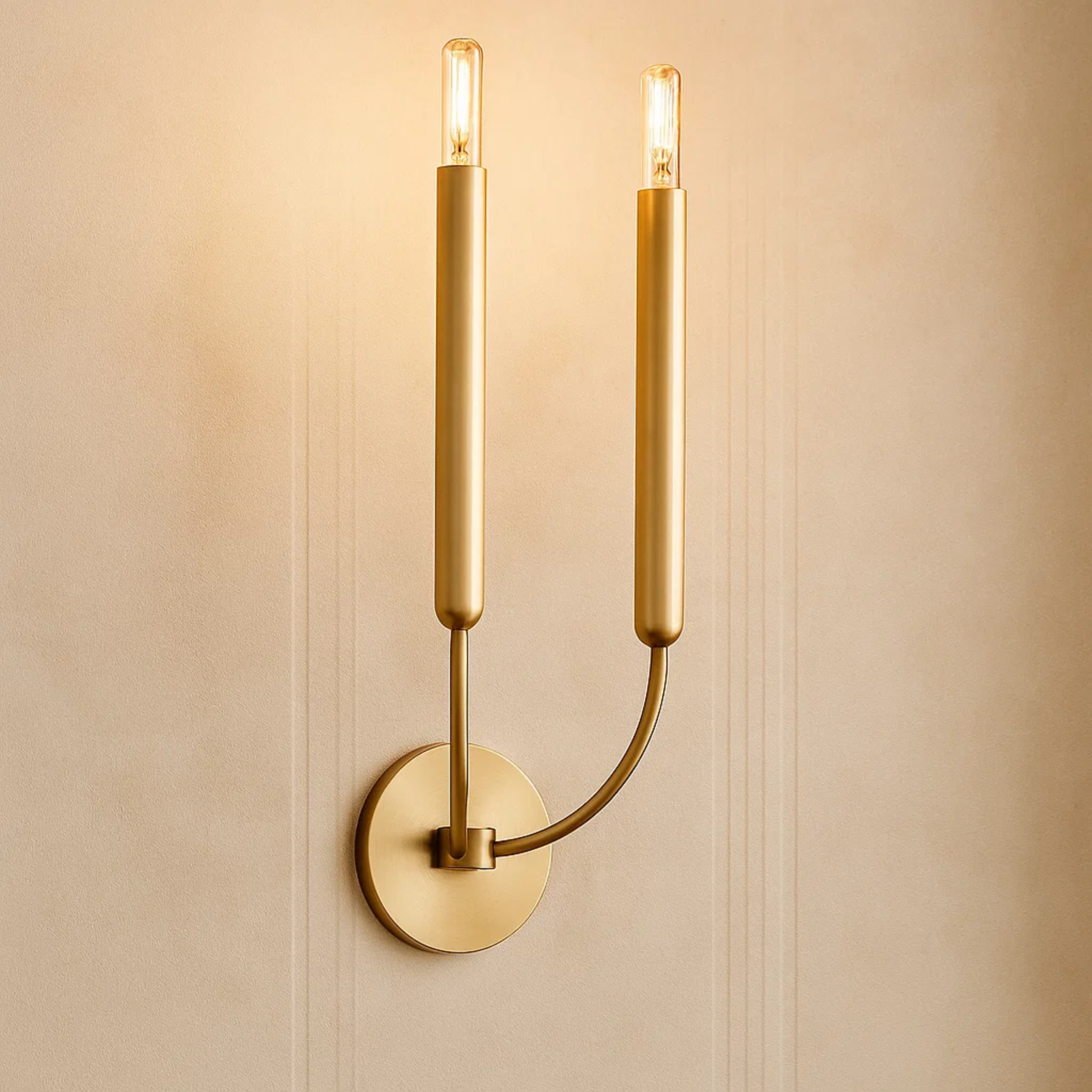 Klassieke metalen kaarsvormige wandlamp