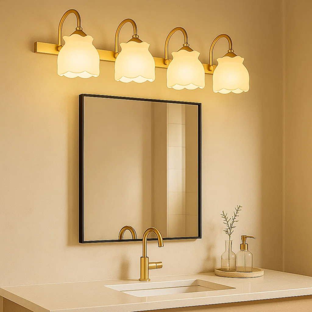 Klassieke wandlamp met bloemvormige glazen kap