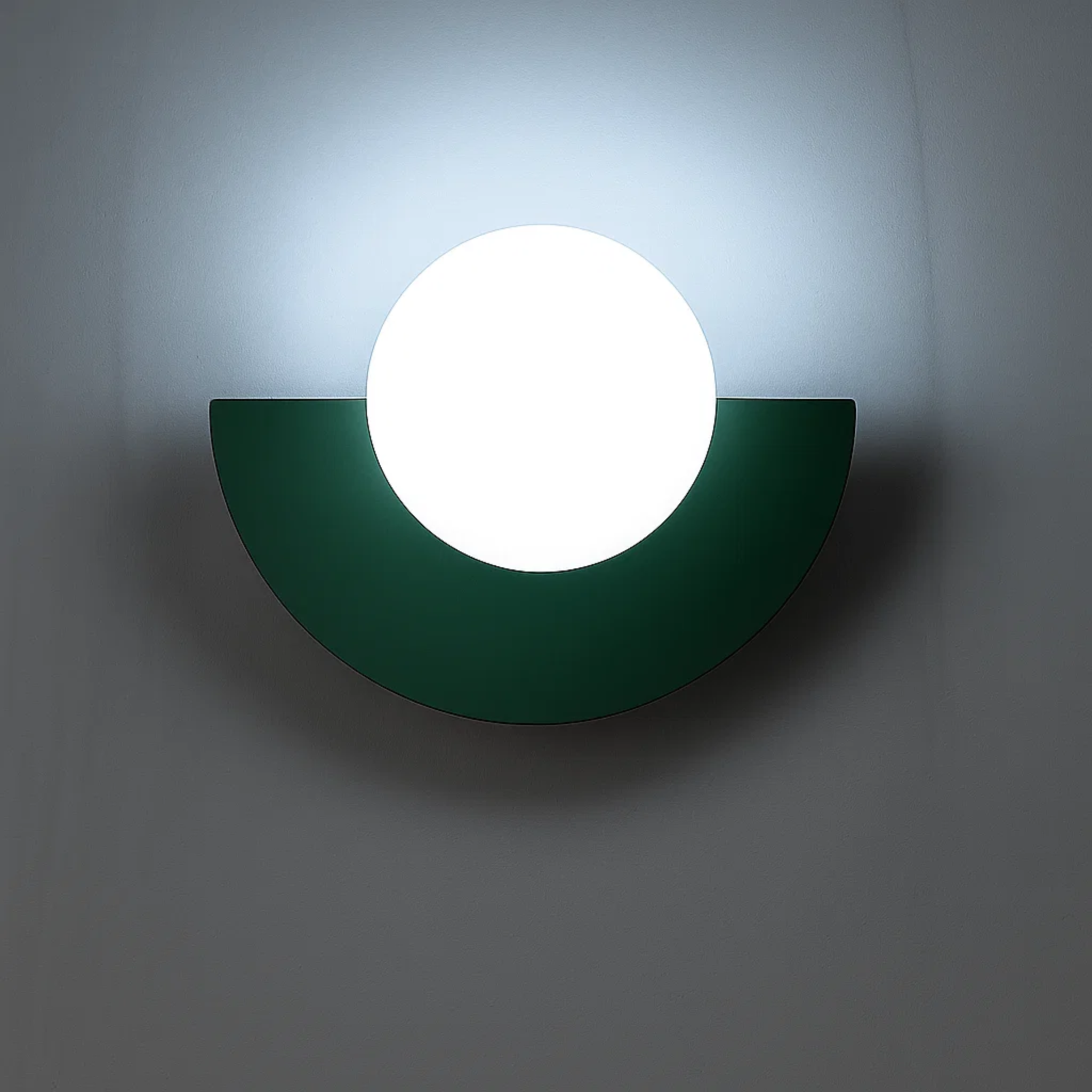 Minimalistische wandlamp met ronde bol en halve maan vorm