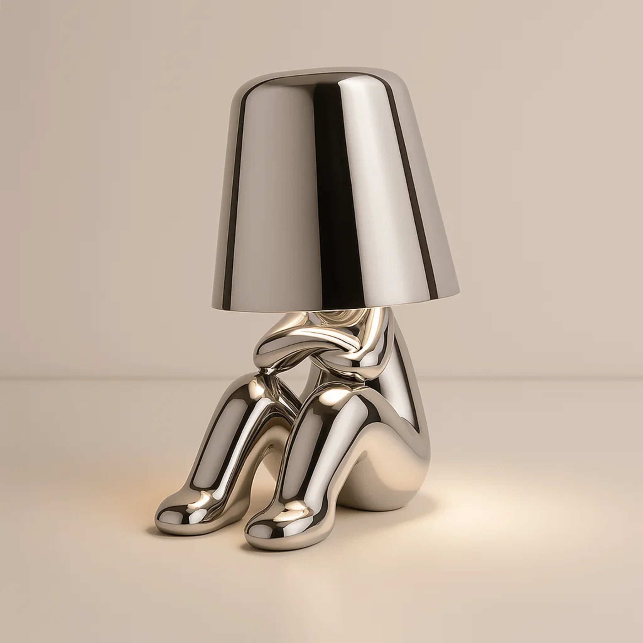 Moderne oplaadbare tafellamp met decoratief figuur