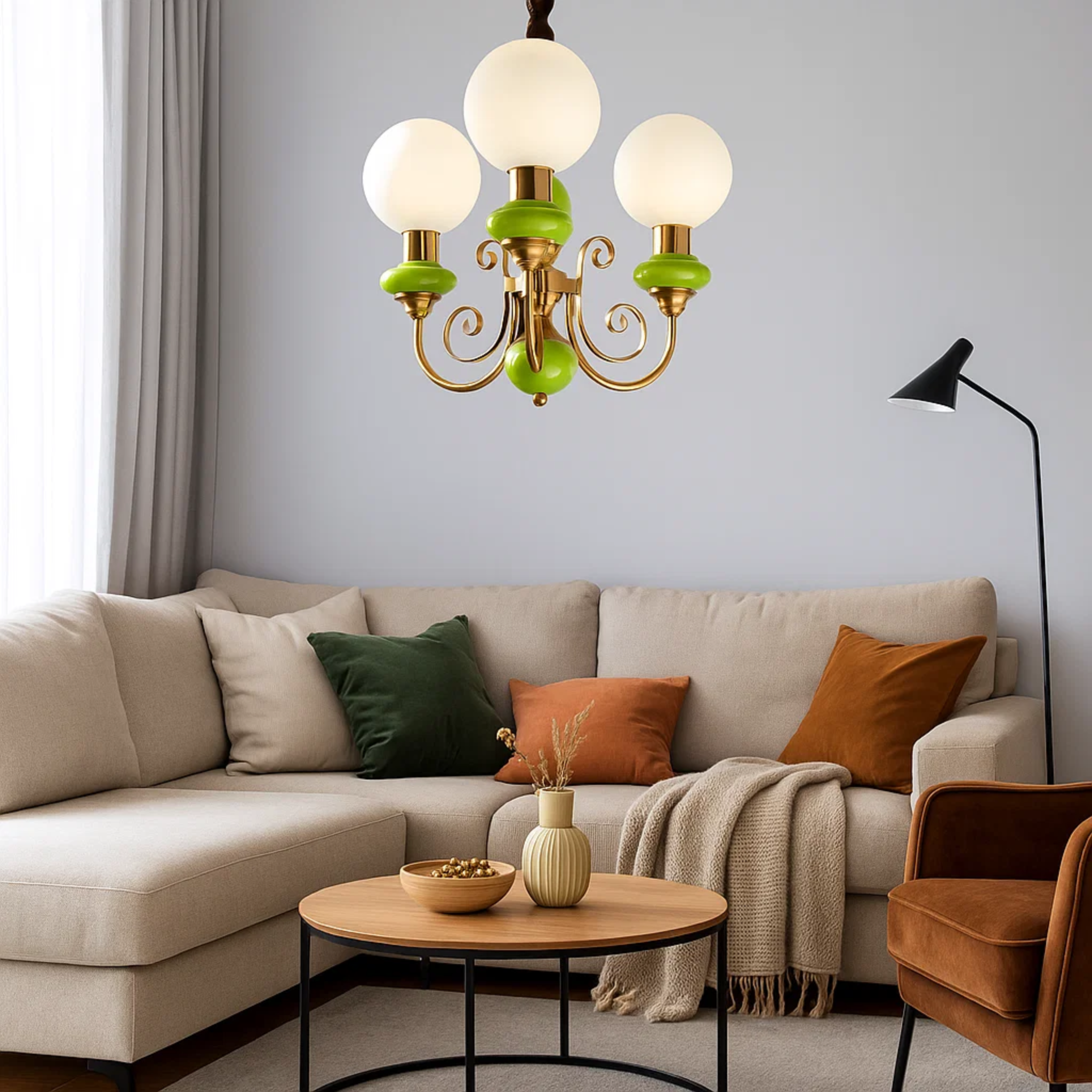 klassieke elegante kroonluchter met ronde witte bollen