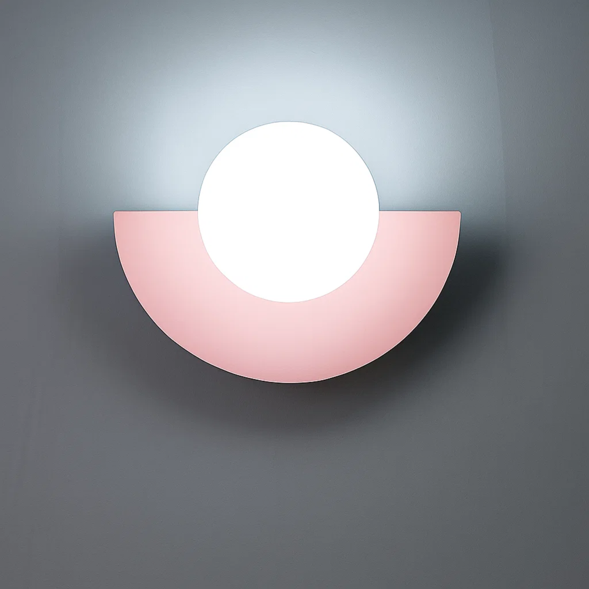 Minimalistische wandlamp met ronde bol en halve maan vorm