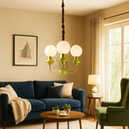 klassieke elegante kroonluchter met ronde witte bollen