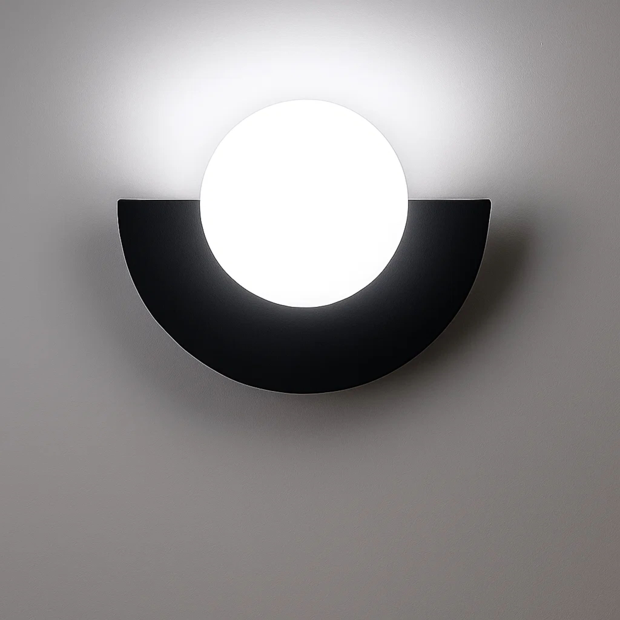 Minimalistische wandlamp met ronde bol en halve maan vorm