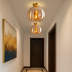 Mid-century stil glasloftlampe med stemningsfuldt lys