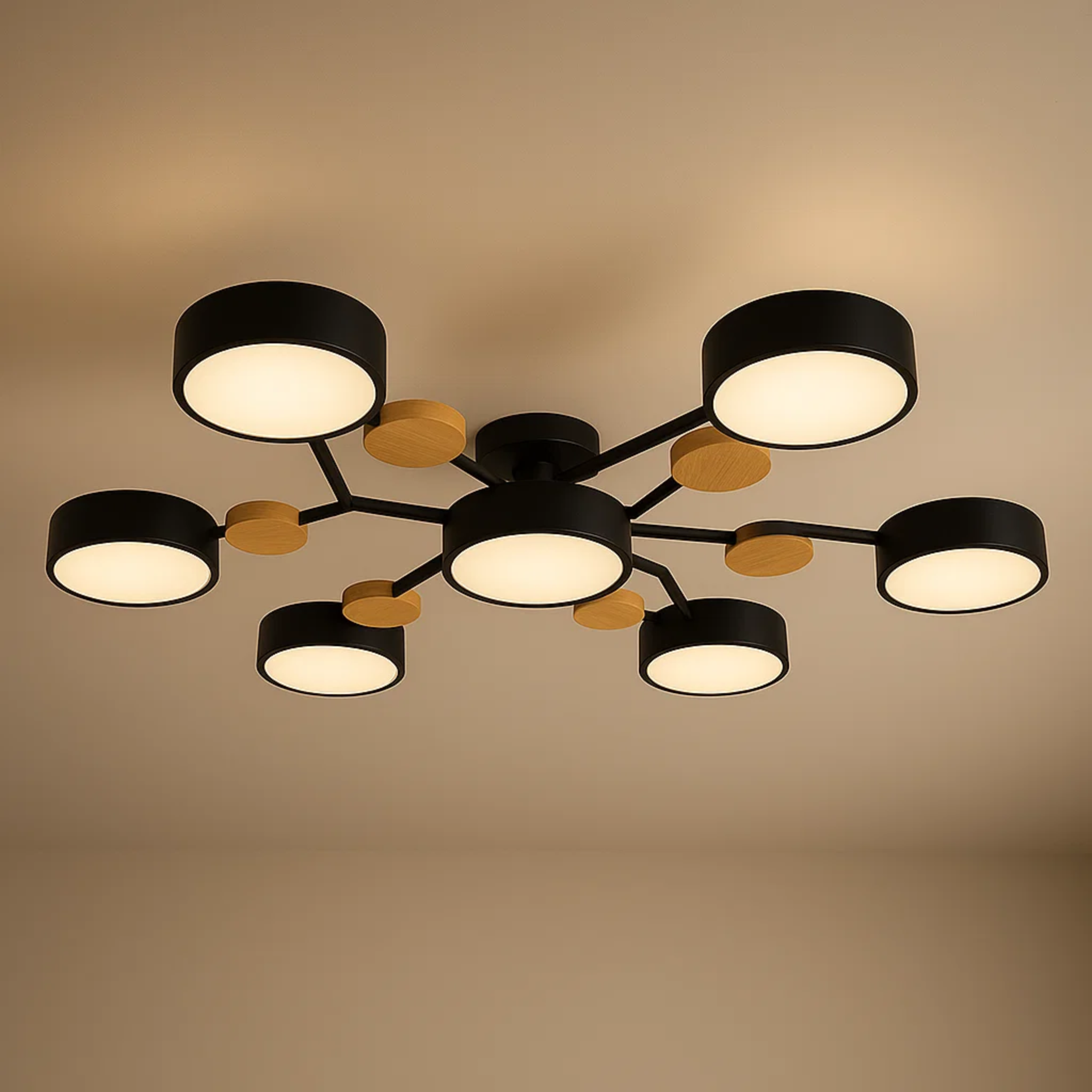 Moderne loftlampe med runde skiver og subtilt trælook