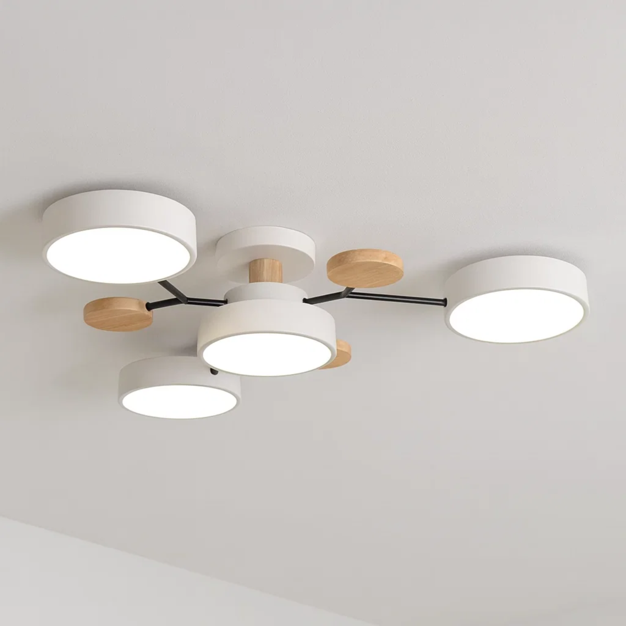 Moderne loftlampe med runde skiver og subtilt trælook