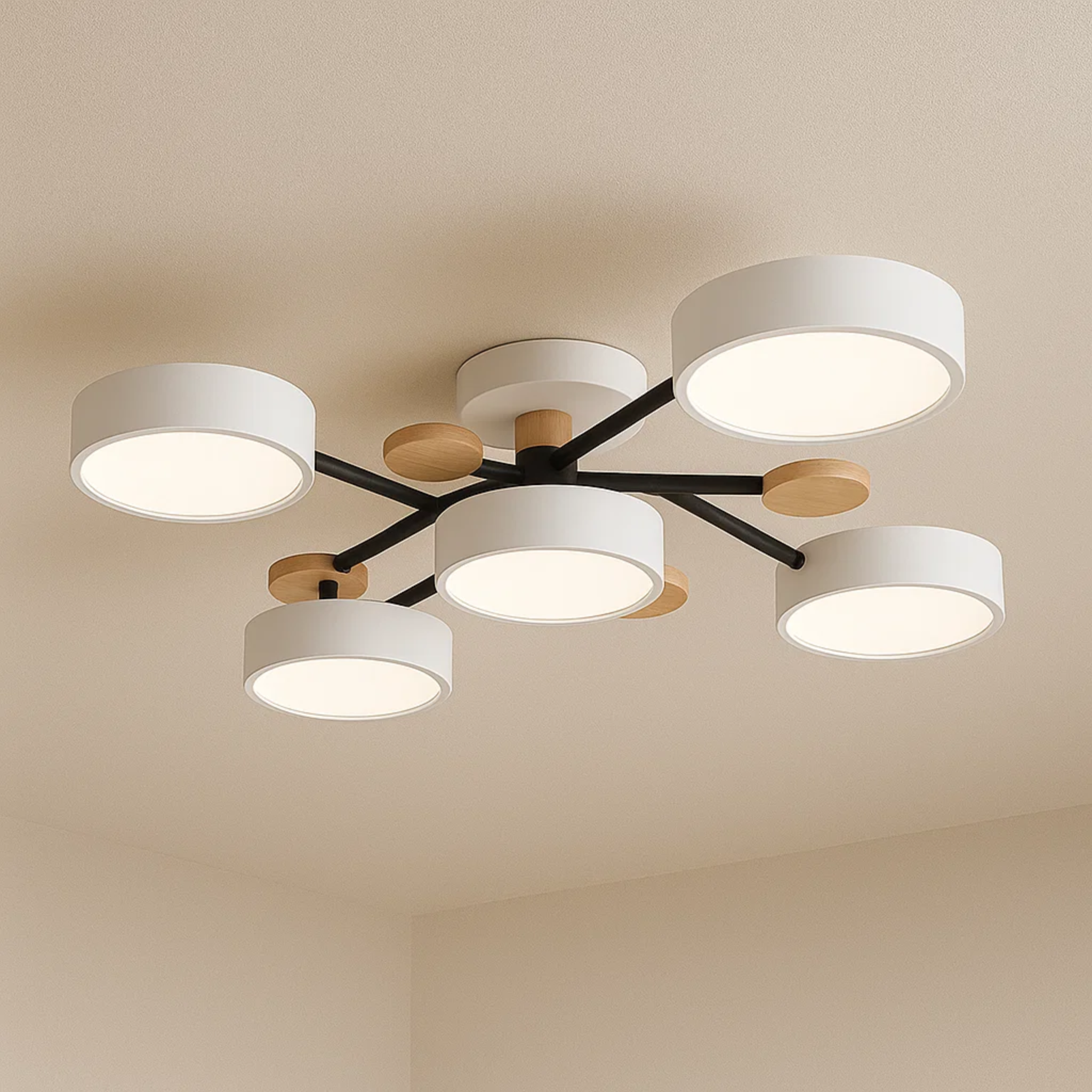 Moderne loftlampe med runde skiver og subtilt trælook