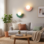 Minimalistische wandlamp met ronde bol en halve maan vorm