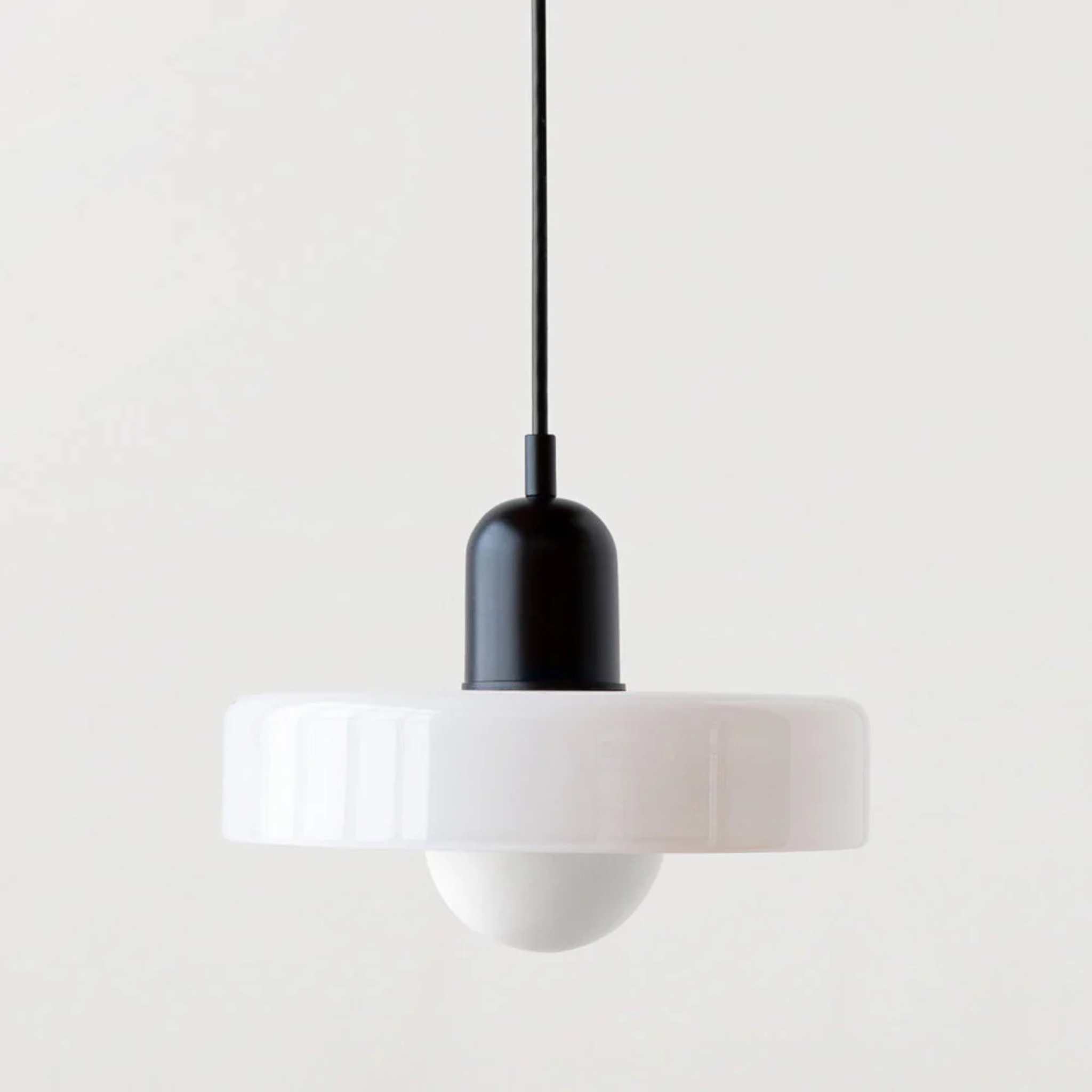 Bauhaus plafondlampen met glas en kleuraccenten