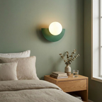 Minimalistische wandlamp met ronde bol en halve maan vorm