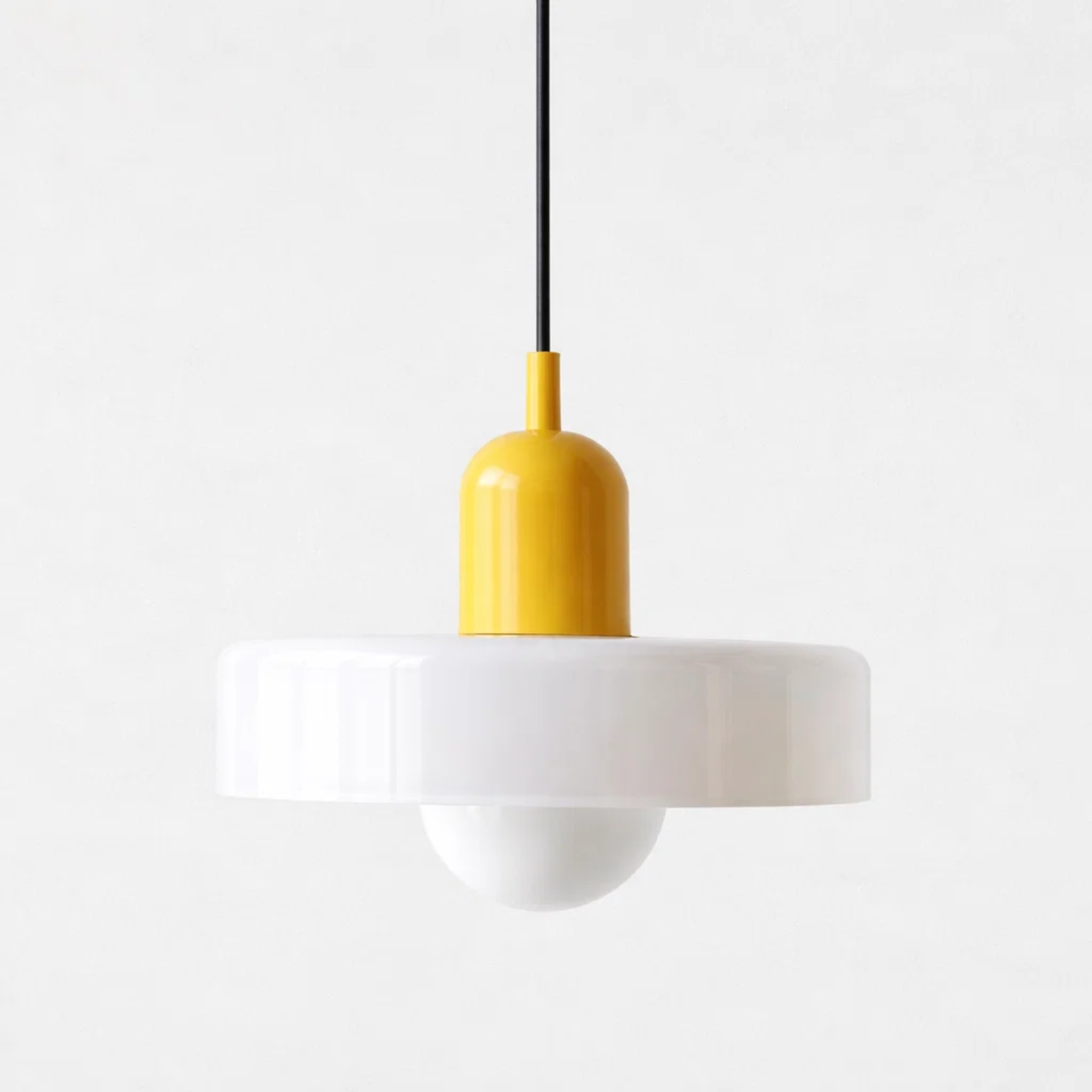 Bauhaus plafondlampen met glas en kleuraccenten