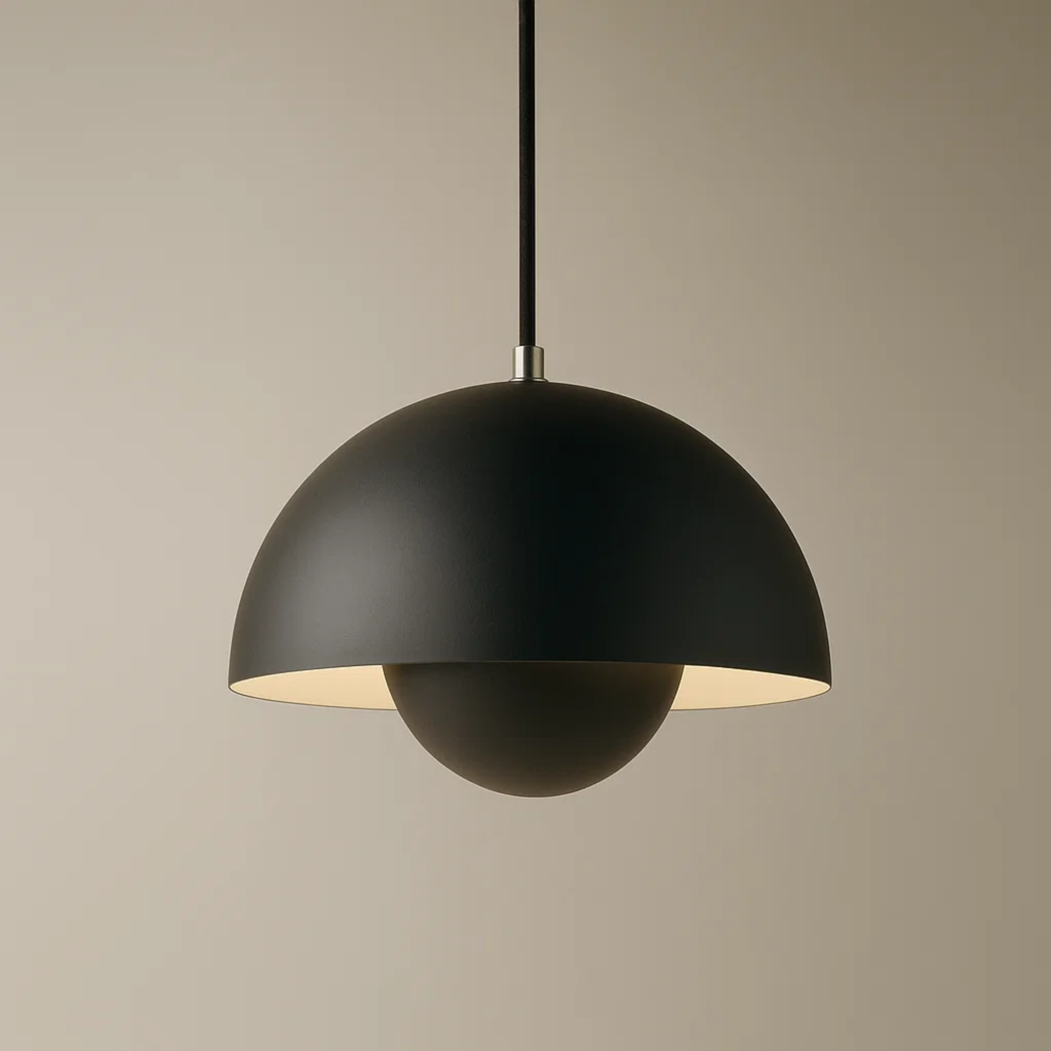 Scandinavische hanglamp met ronde kap in meerdere kleuren