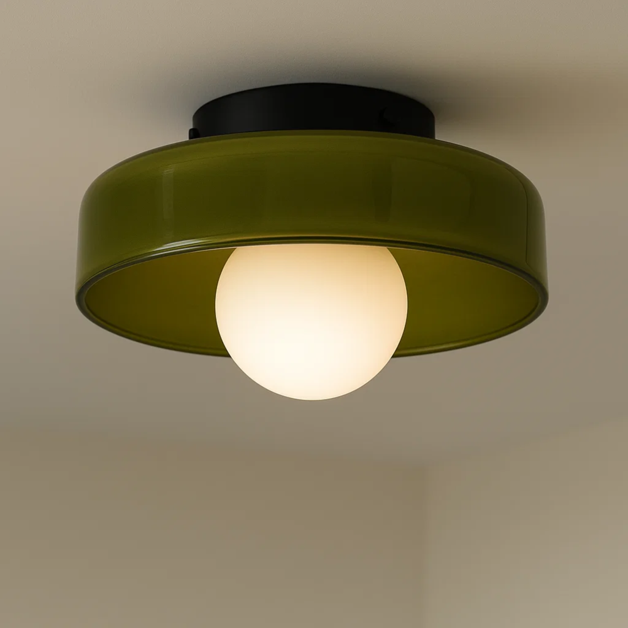 Moderne plafondlamp met ronde kap voor helder licht