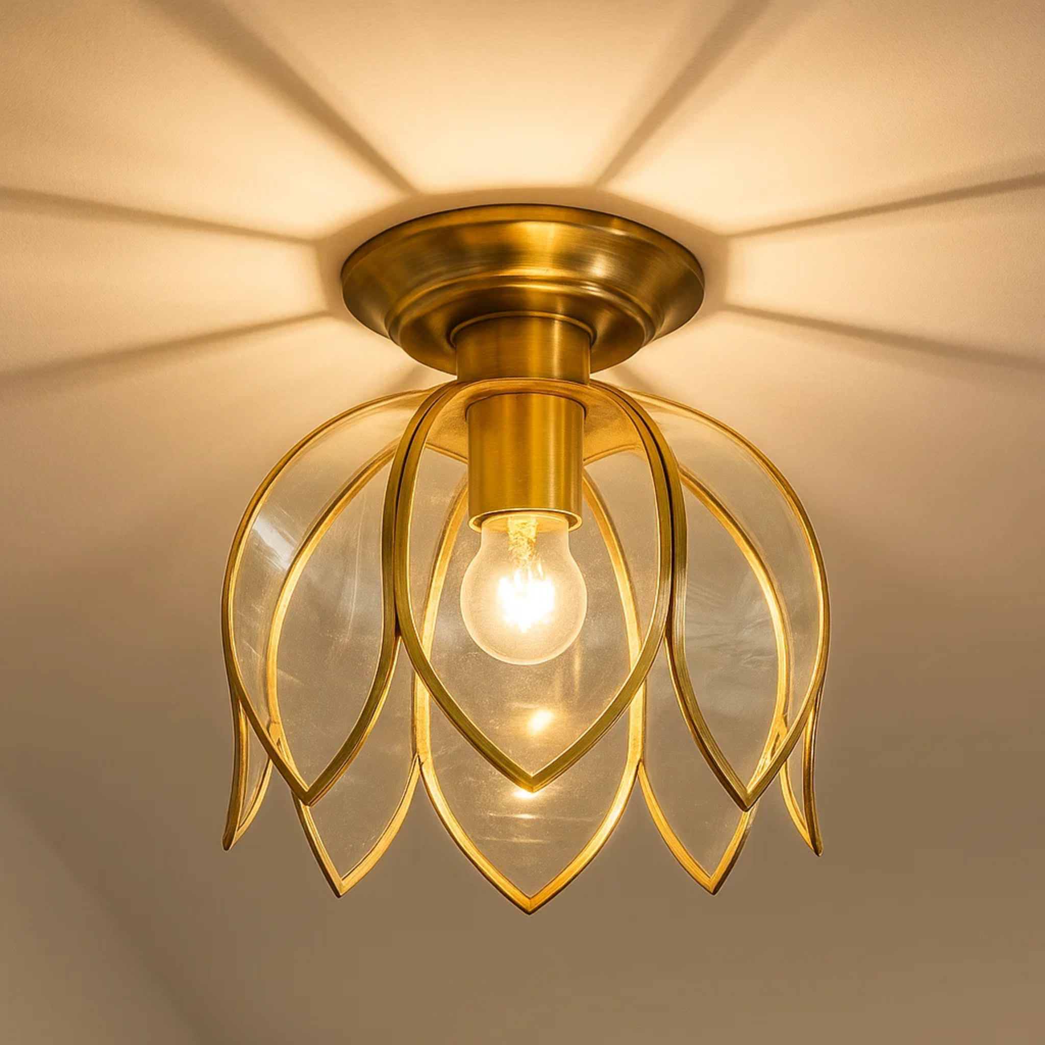 klassieke plafondlamp in lotusvorm van helder glas