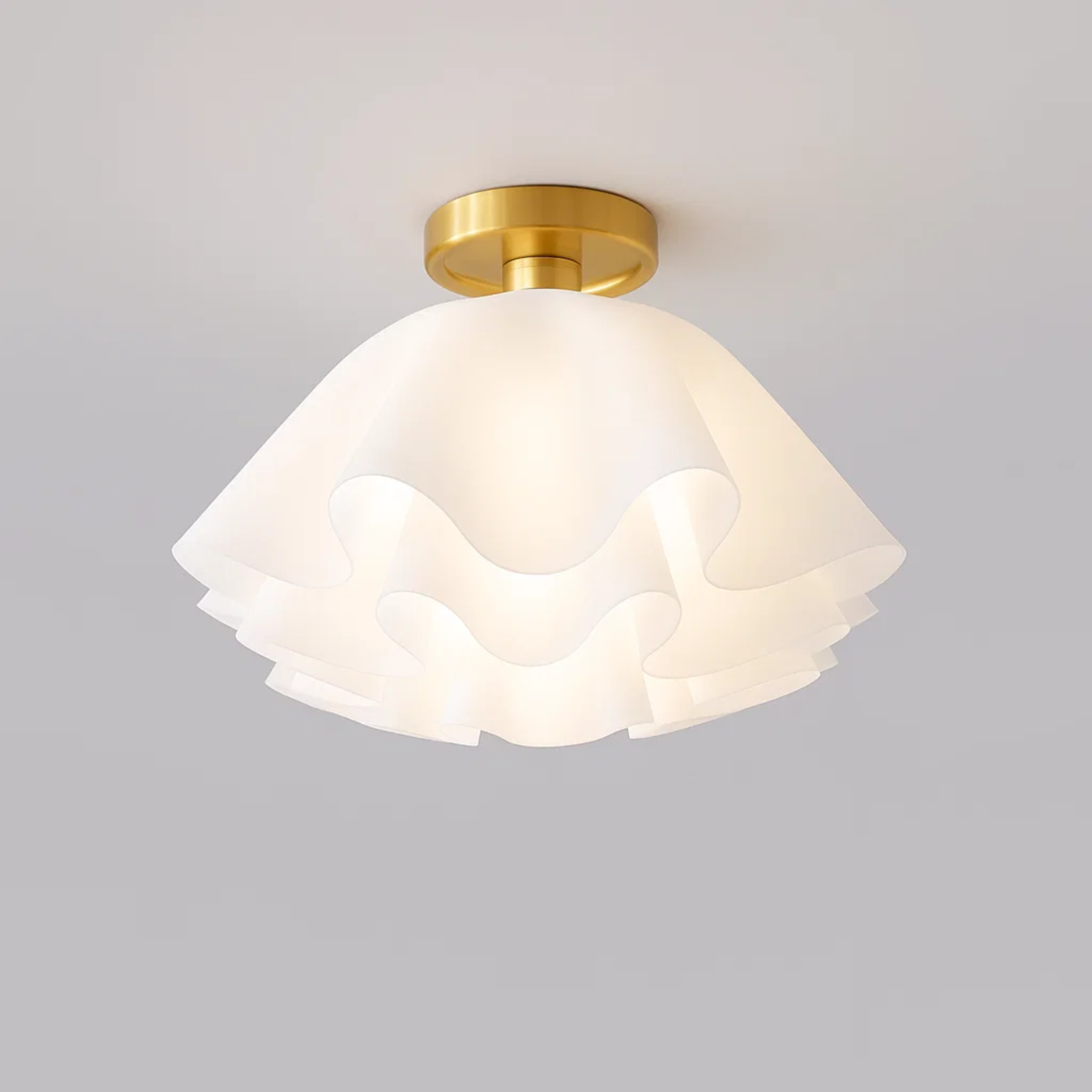 Moderne witte plafondlamp met golvende, meerlaagse kap