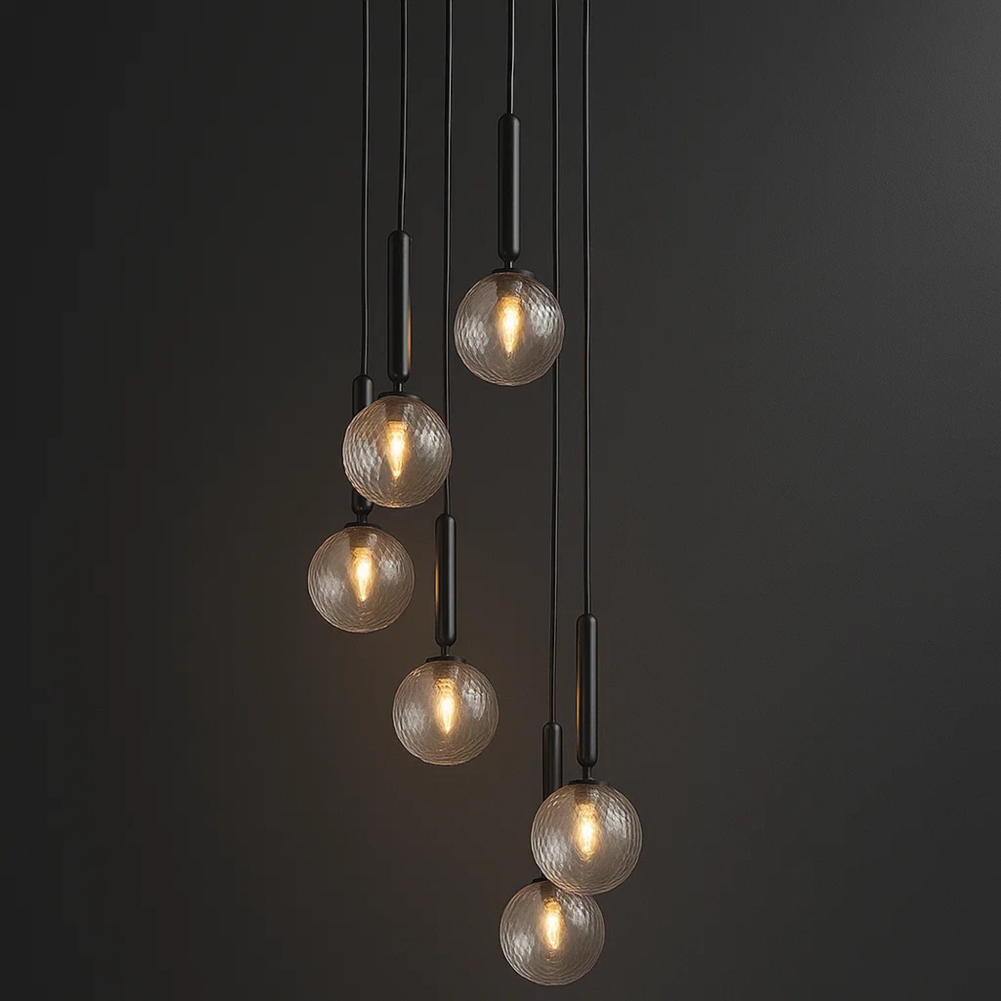 Moderne hanglamp met cascaderende glasbollen in opaallook