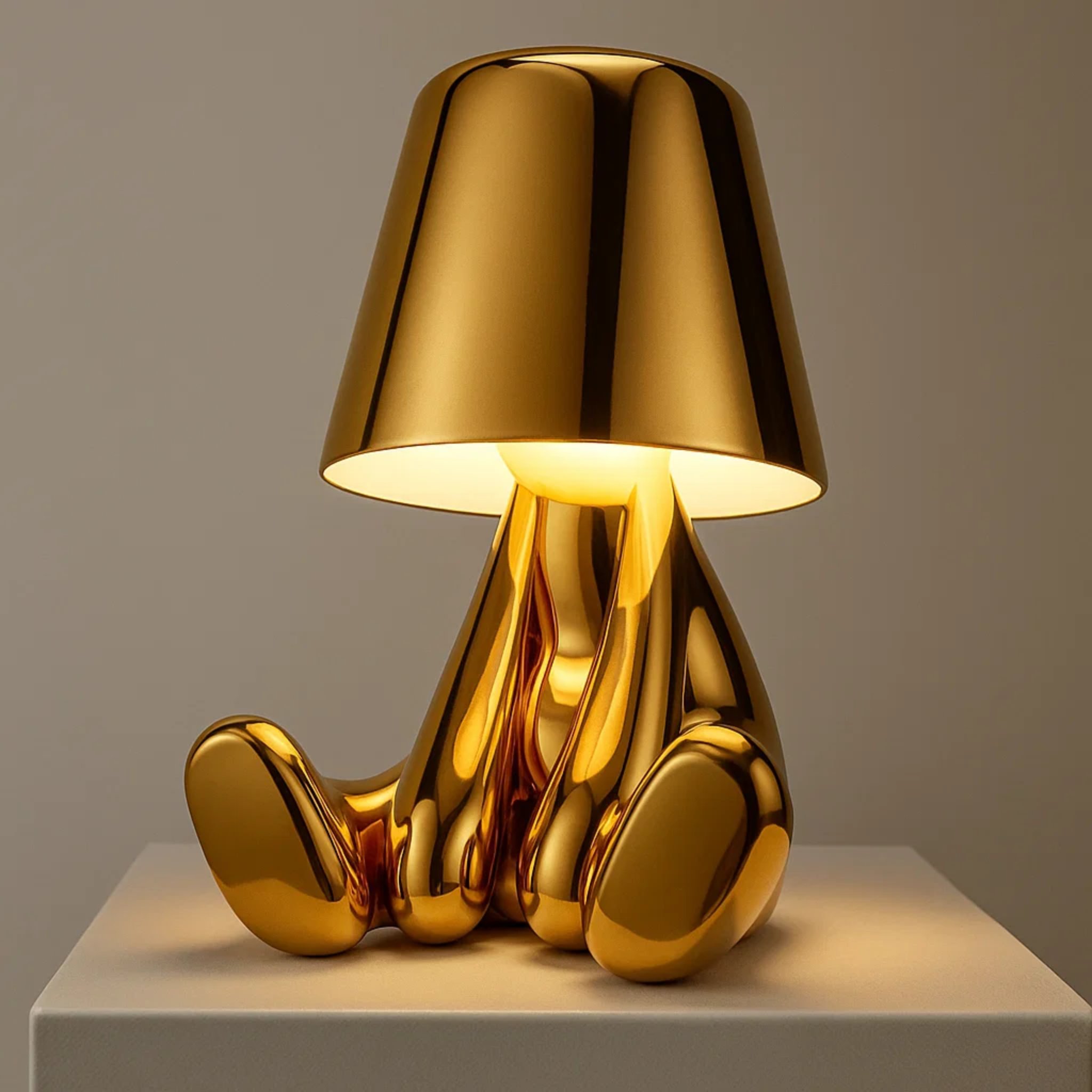 Moderne oplaadbare tafellamp met decoratief figuur