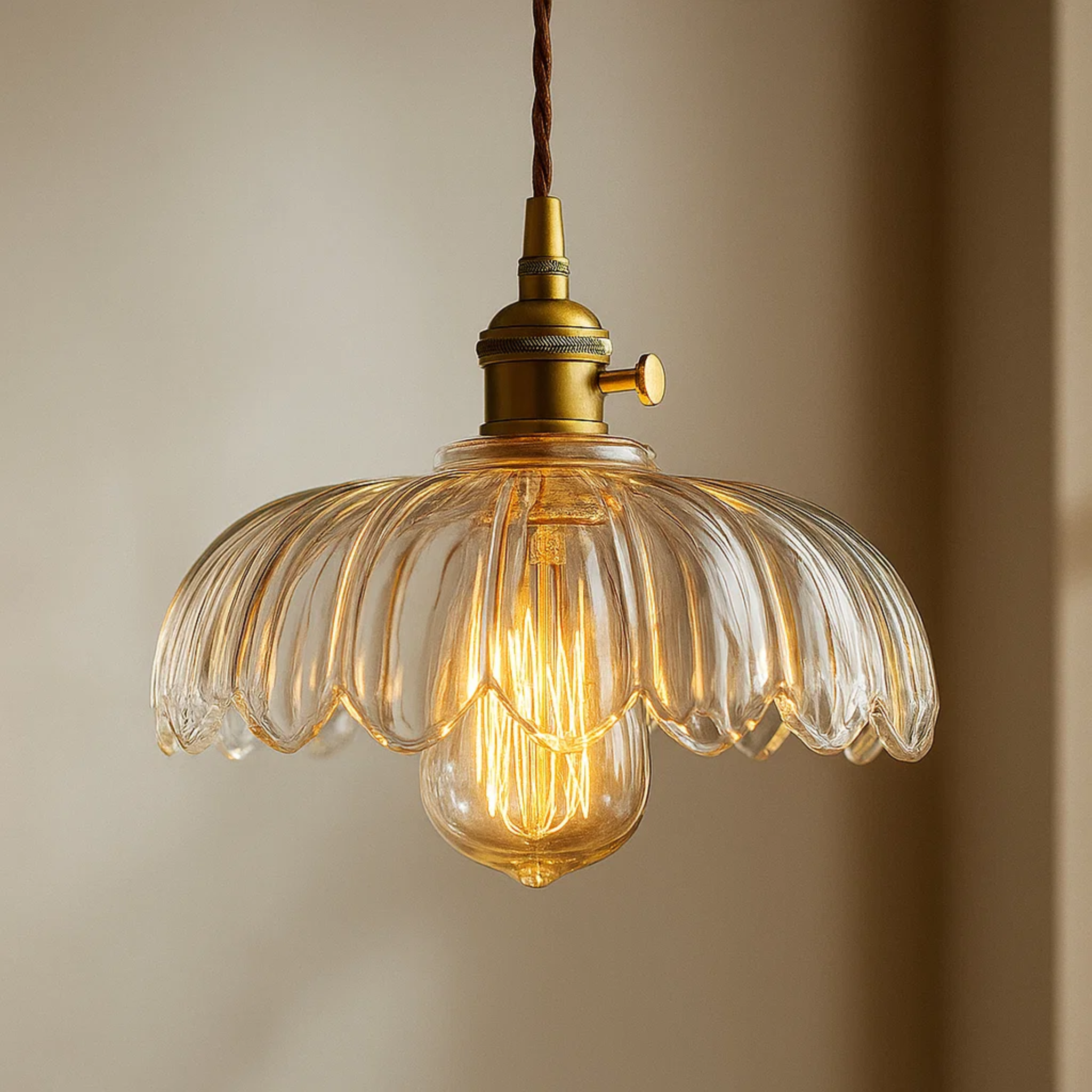 Klassieke bloemvormige glazen hanglamp met golvende rand