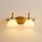 Klassieke wandlamp met bloemvormige glazen kap