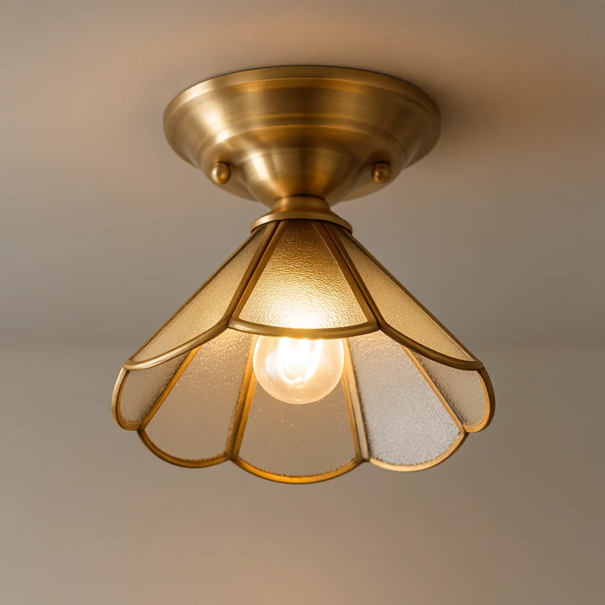 Klassieke messingkleurige plafondlamp met geschulpte kap