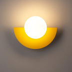 Minimalistische wandlamp met ronde bol en halve maan vorm