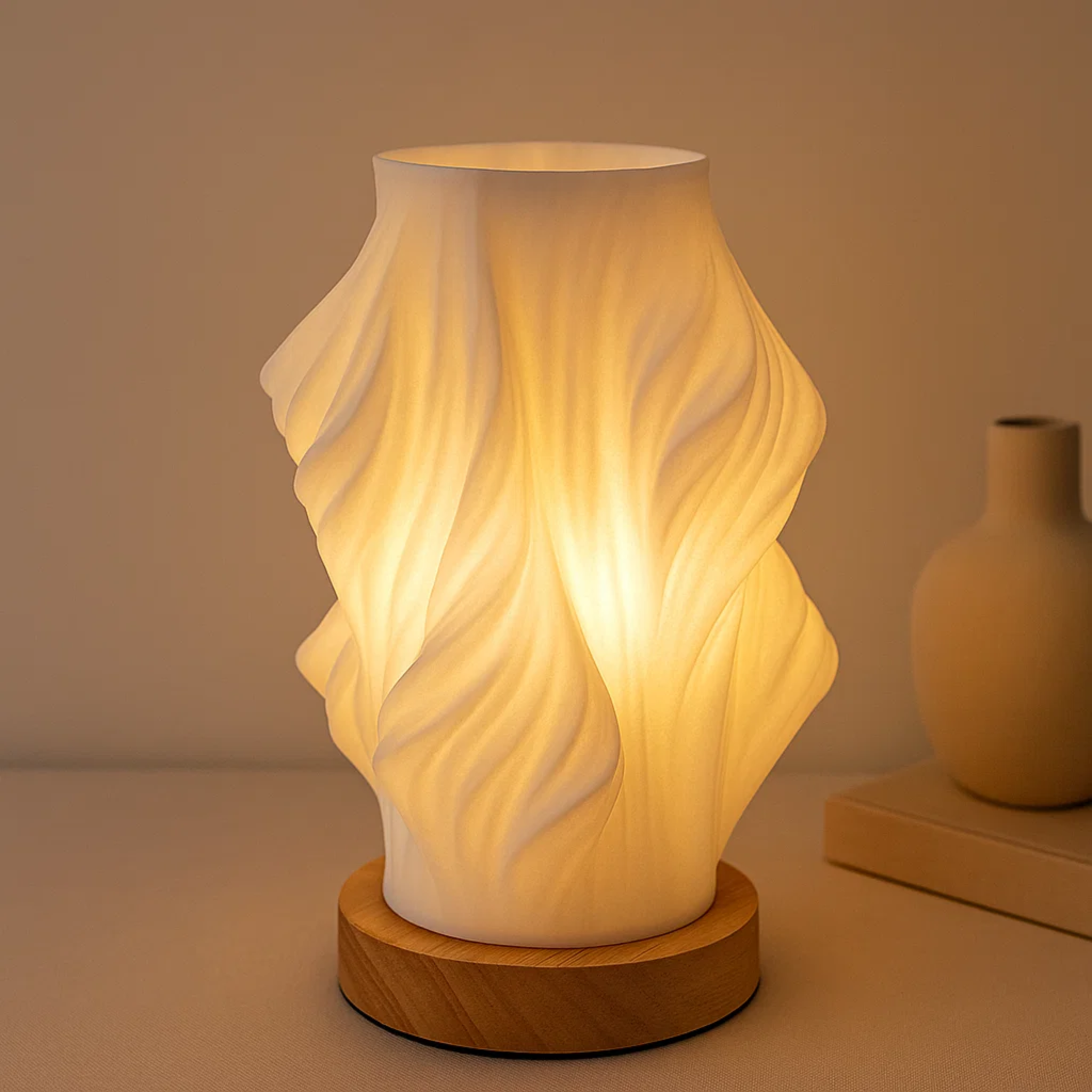 Scandinavische tafellamp met golvende kap in drie modellen