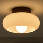 Plafondlamp met gekleurd glas en houtaccent