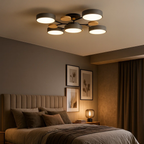 Moderne loftlampe med runde skiver og subtilt trælook