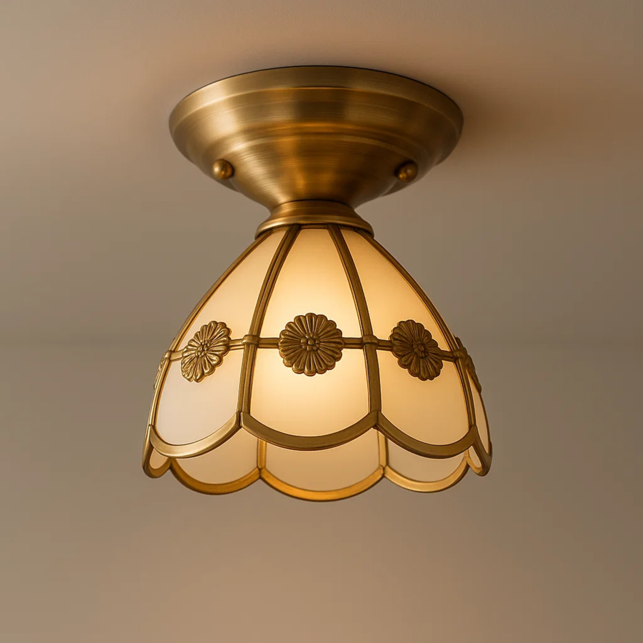 Klassieke messingkleurige plafondlamp met geschulpte kap