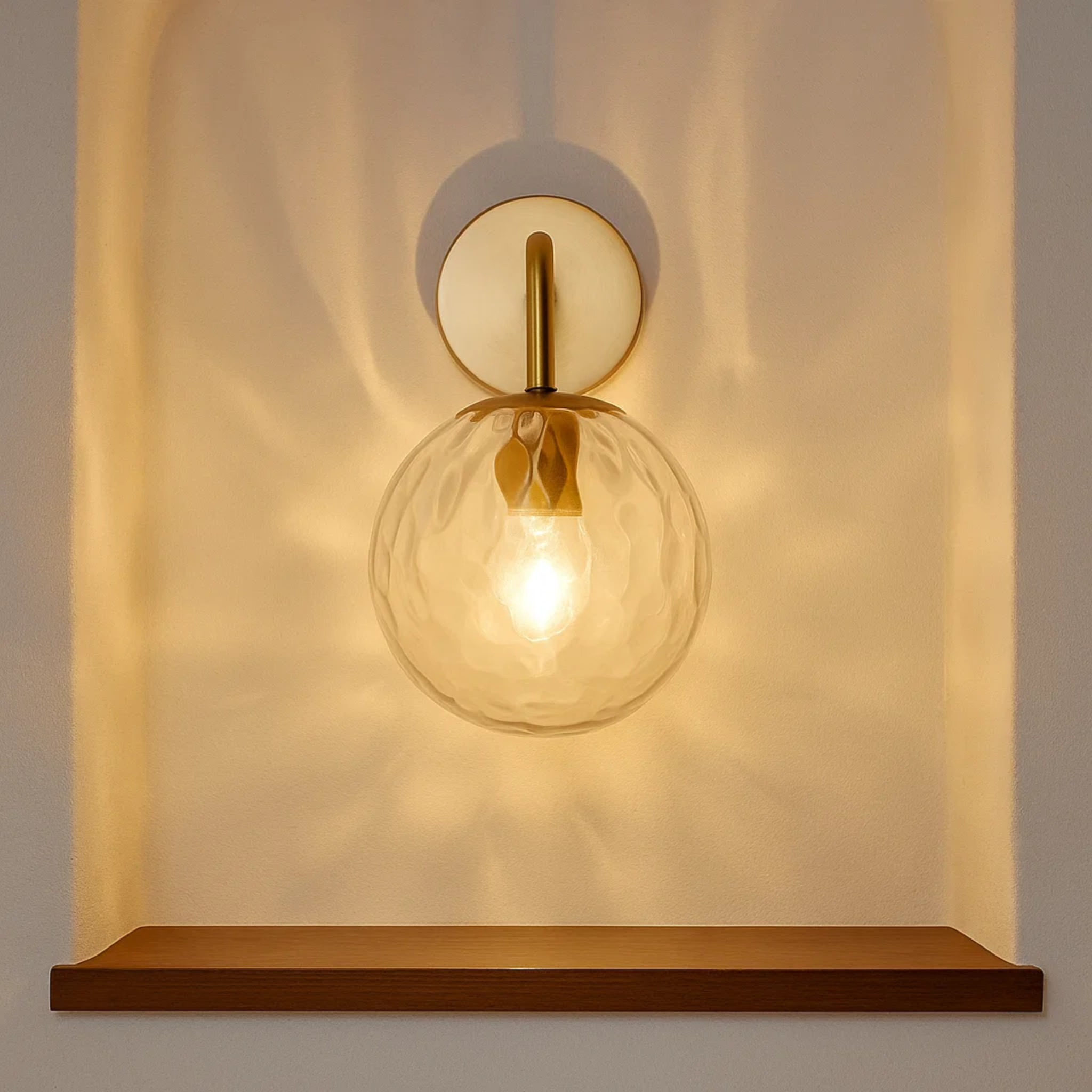 Minimalistische wandlamp met glazen bol