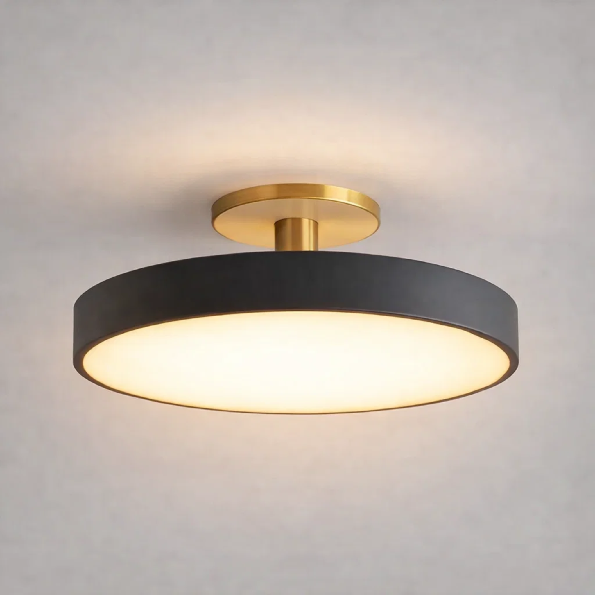 Strakke ronde plafondlamp voor een modern interieur