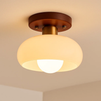 Plafondlamp met gekleurd glas en houtaccent