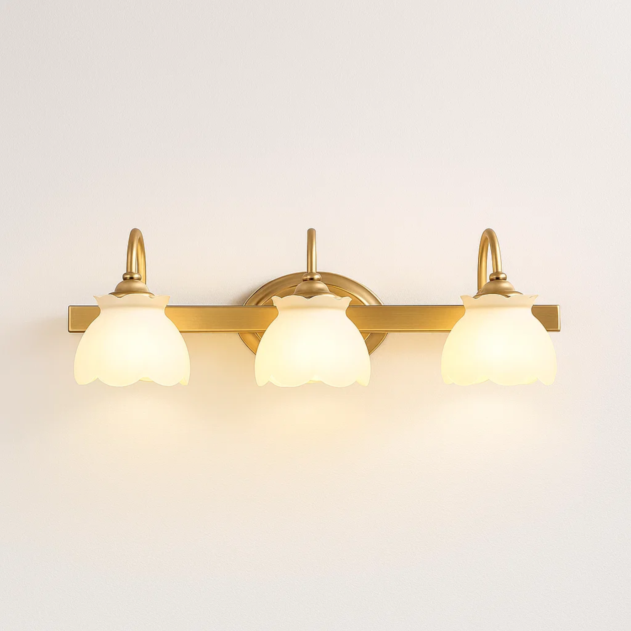 Klassieke wandlamp met bloemvormige glazen kap