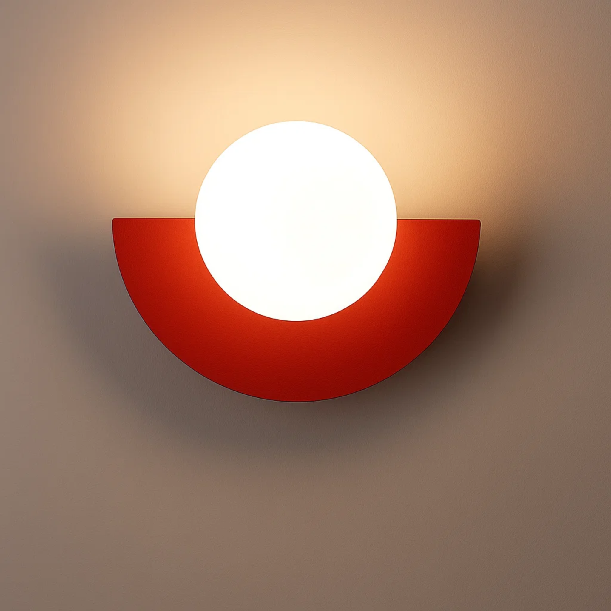 Minimalistische wandlamp met ronde bol en halve maan vorm