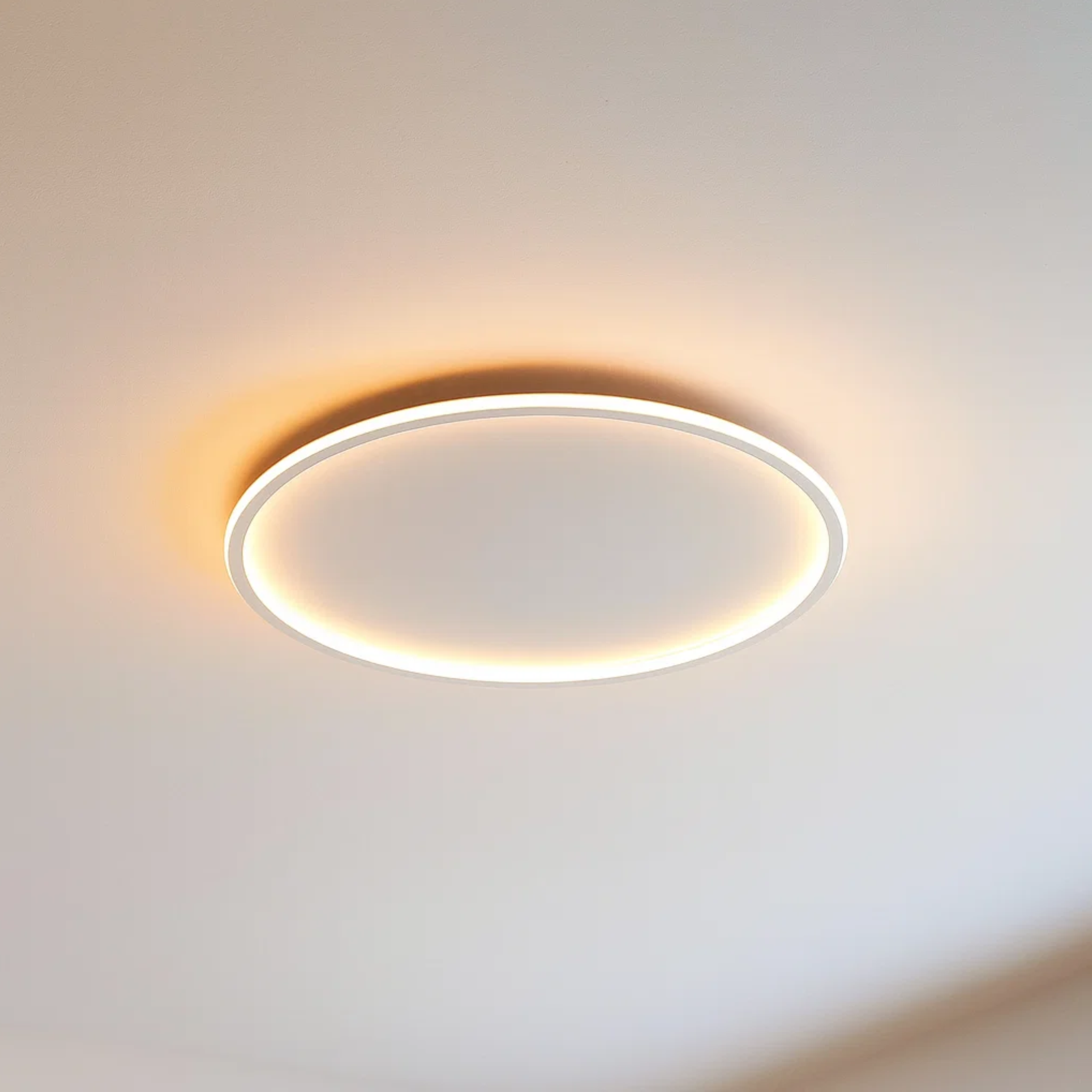 Moderne schlanke Ring-Deckenleuchte