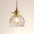 Klassieke hanglamp met bloemvormige gekleurde glazen kap