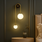 Moderne wandlamp met twee opaalglazen bollen in messing kleur