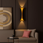 Moderne wandlamp met gebogen ontwerp in zwart-metallic afwerking