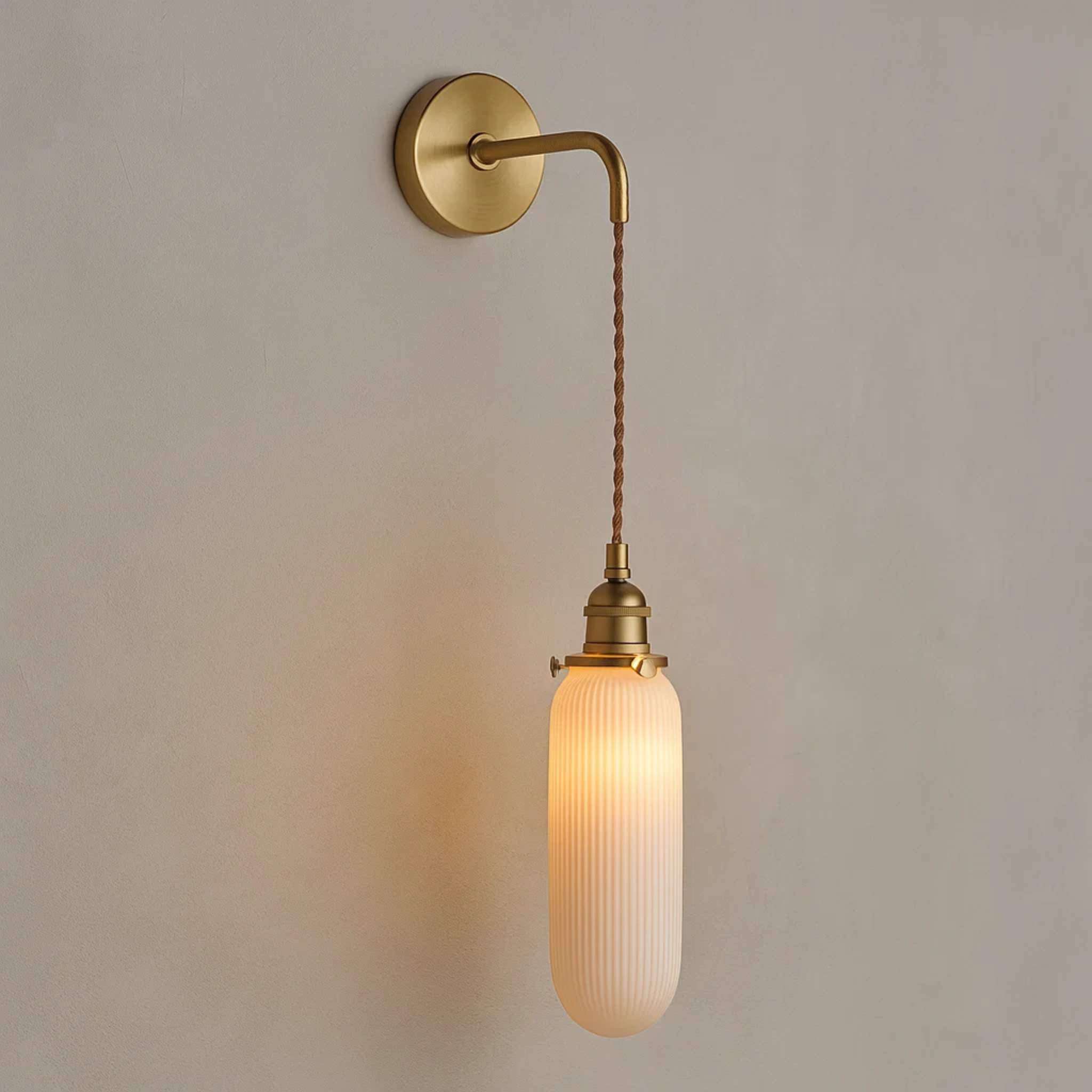 Moderne porseleinen wandlampen in messingkleur met wit