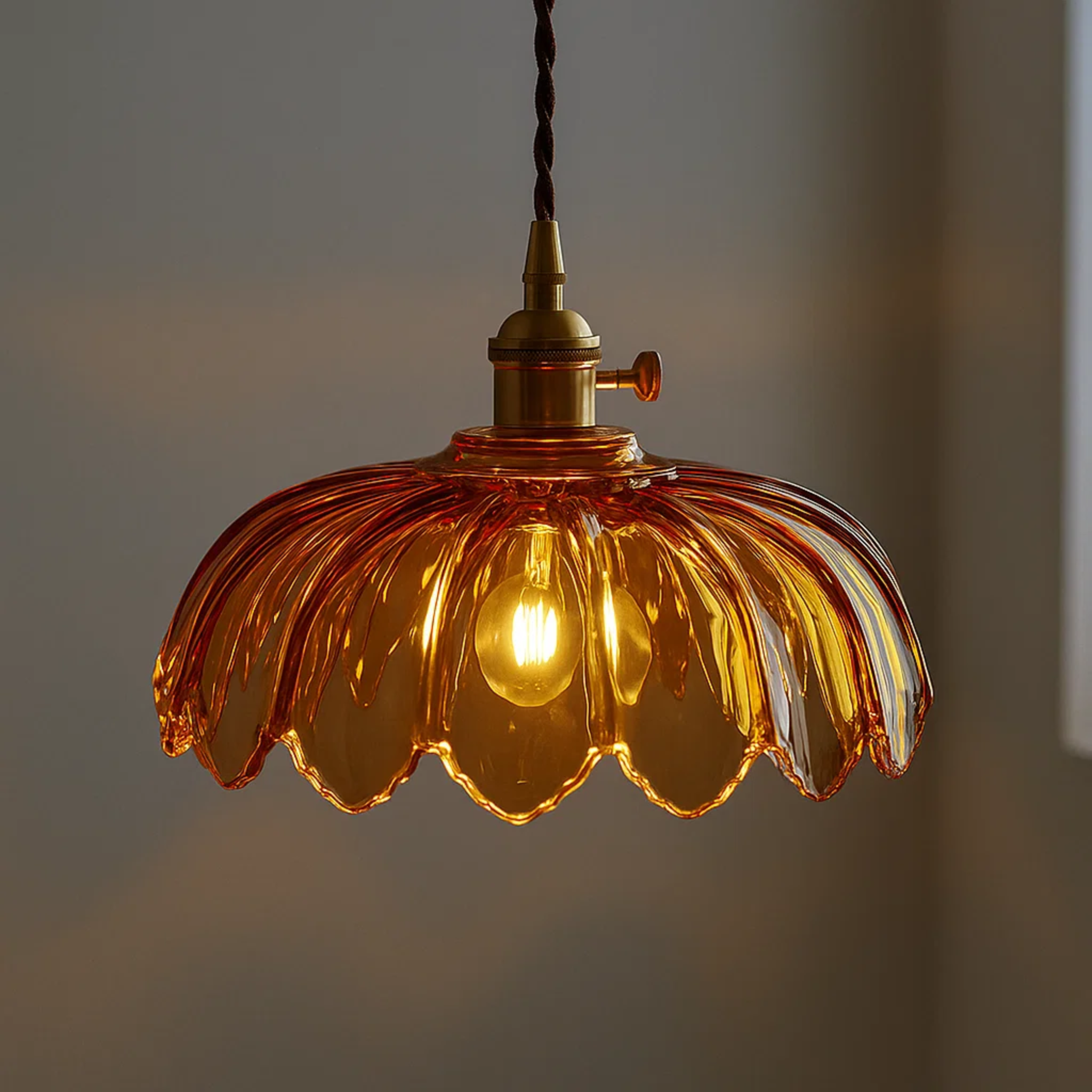 Klassieke bloemvormige glazen hanglamp met golvende rand