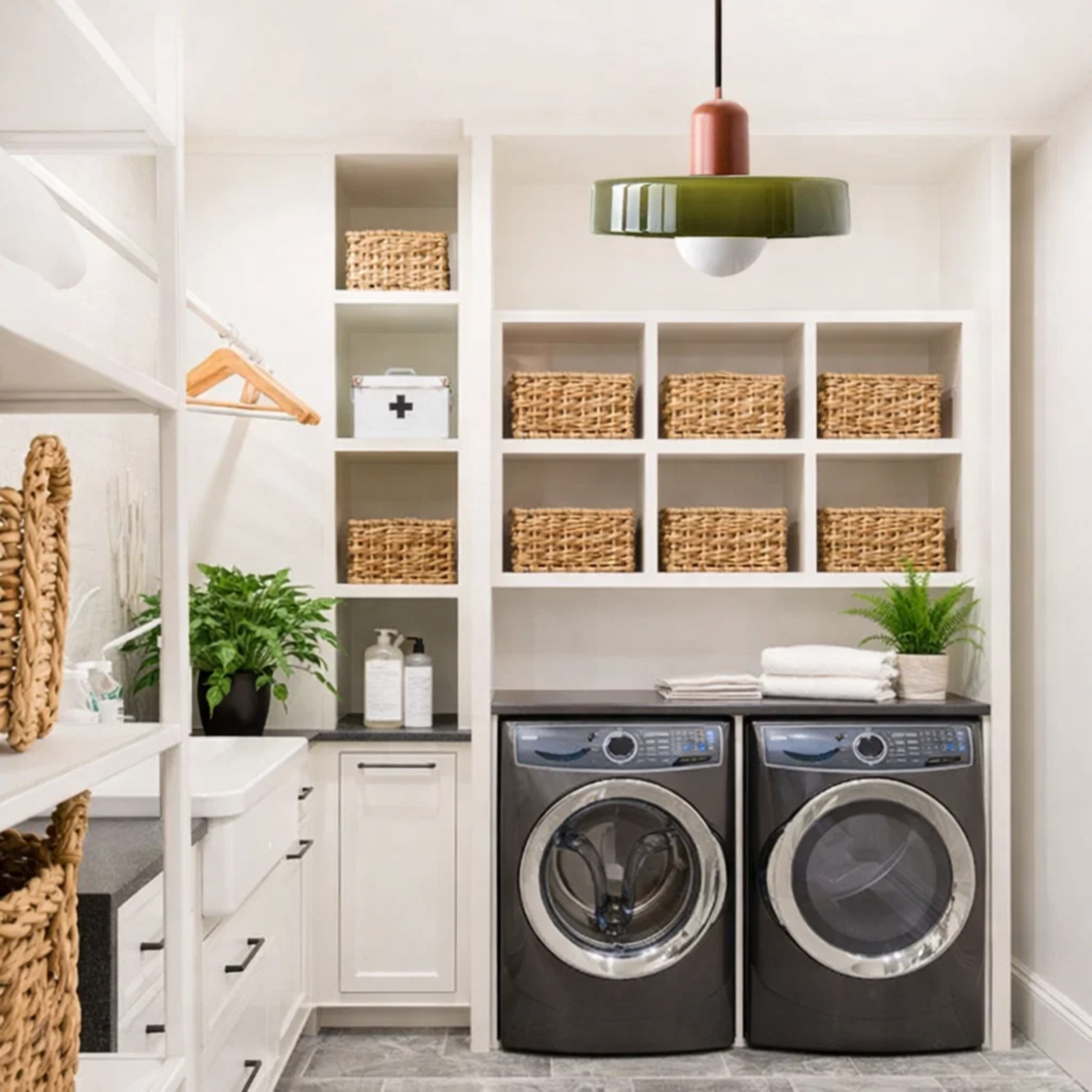 Bauhaus plafondlampen met glas en kleuraccenten