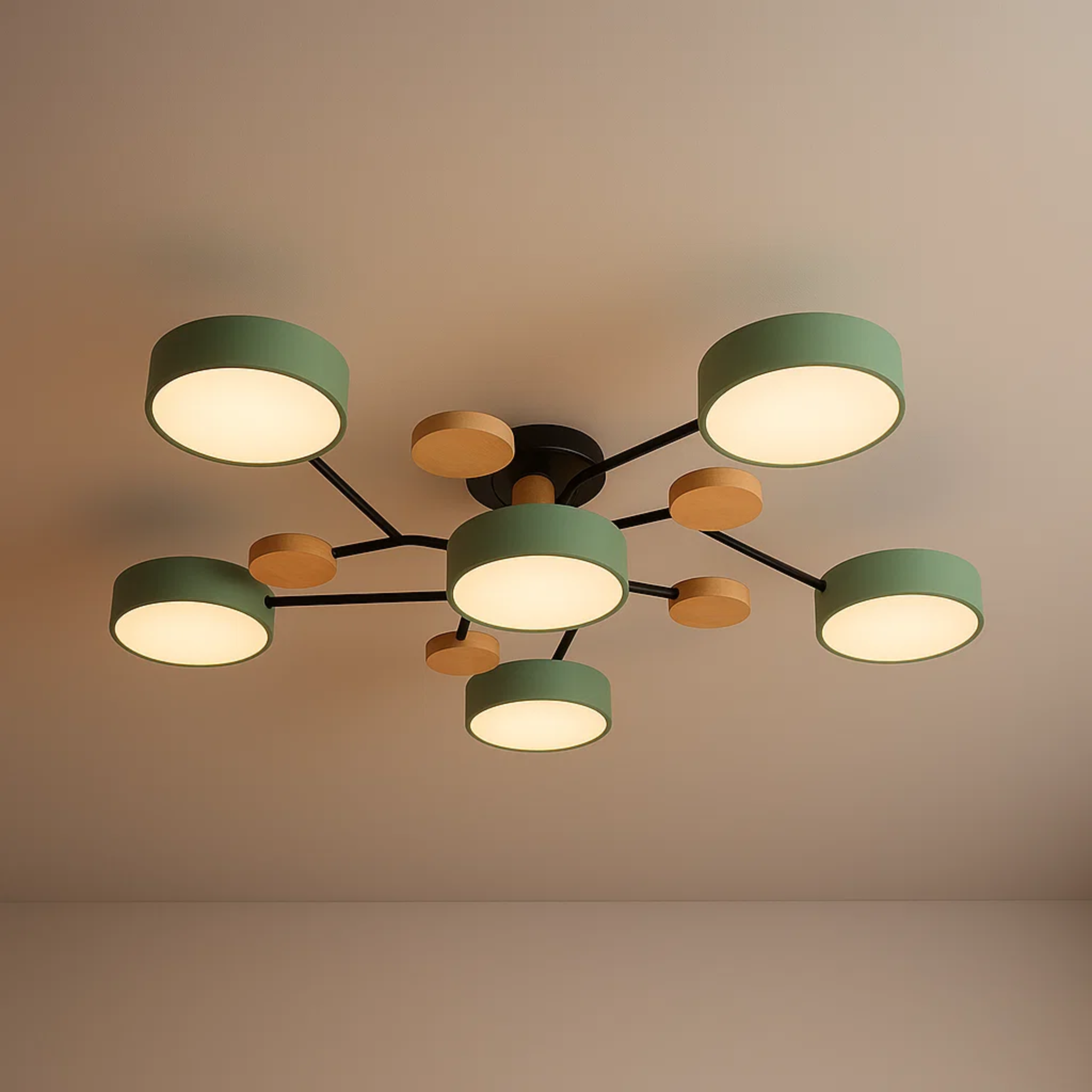 Moderne loftlampe med runde skiver og subtilt trælook