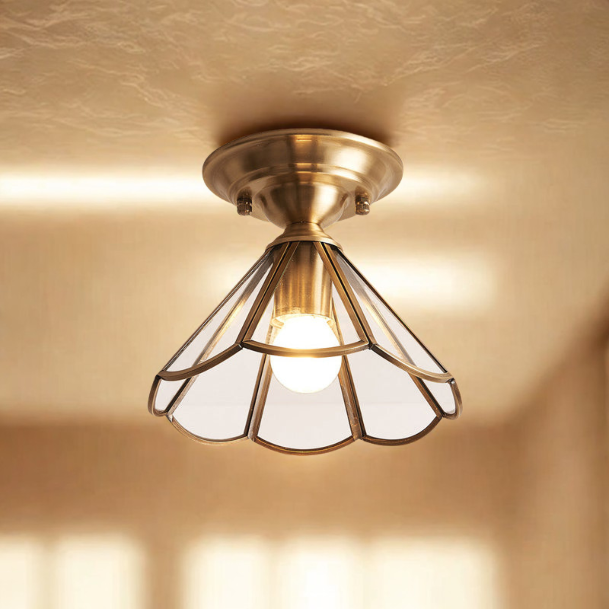 Klassieke messingkleurige plafondlamp met geschulpte kap