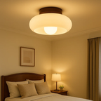 Plafondlamp met gekleurd glas en houtaccent