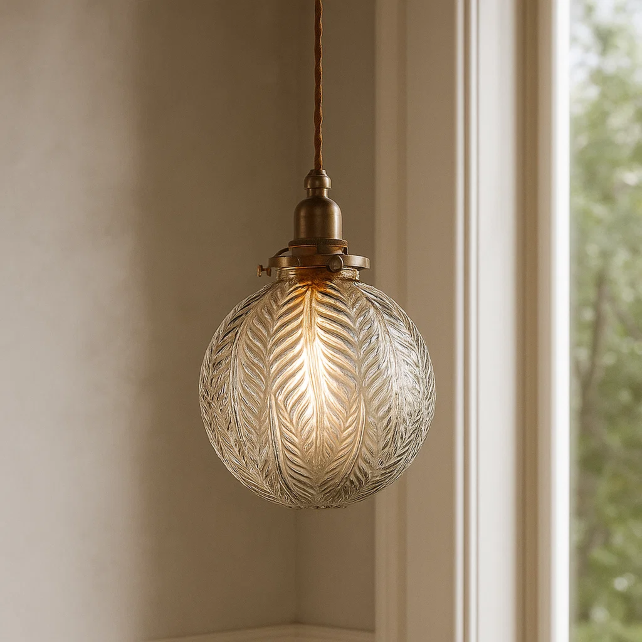 Klassieke hanglamp van grijs glas met verenpatroon