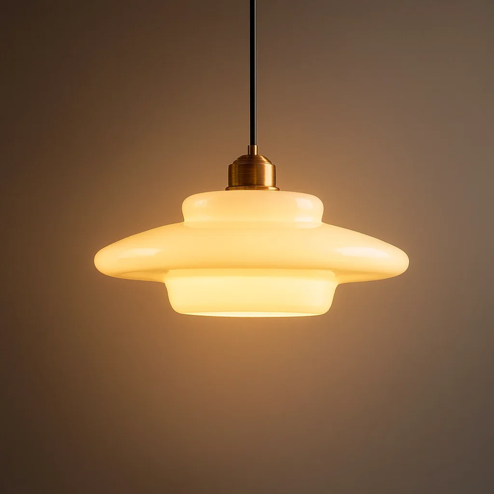 Witte glazen hanglamp in mid-centurystijl