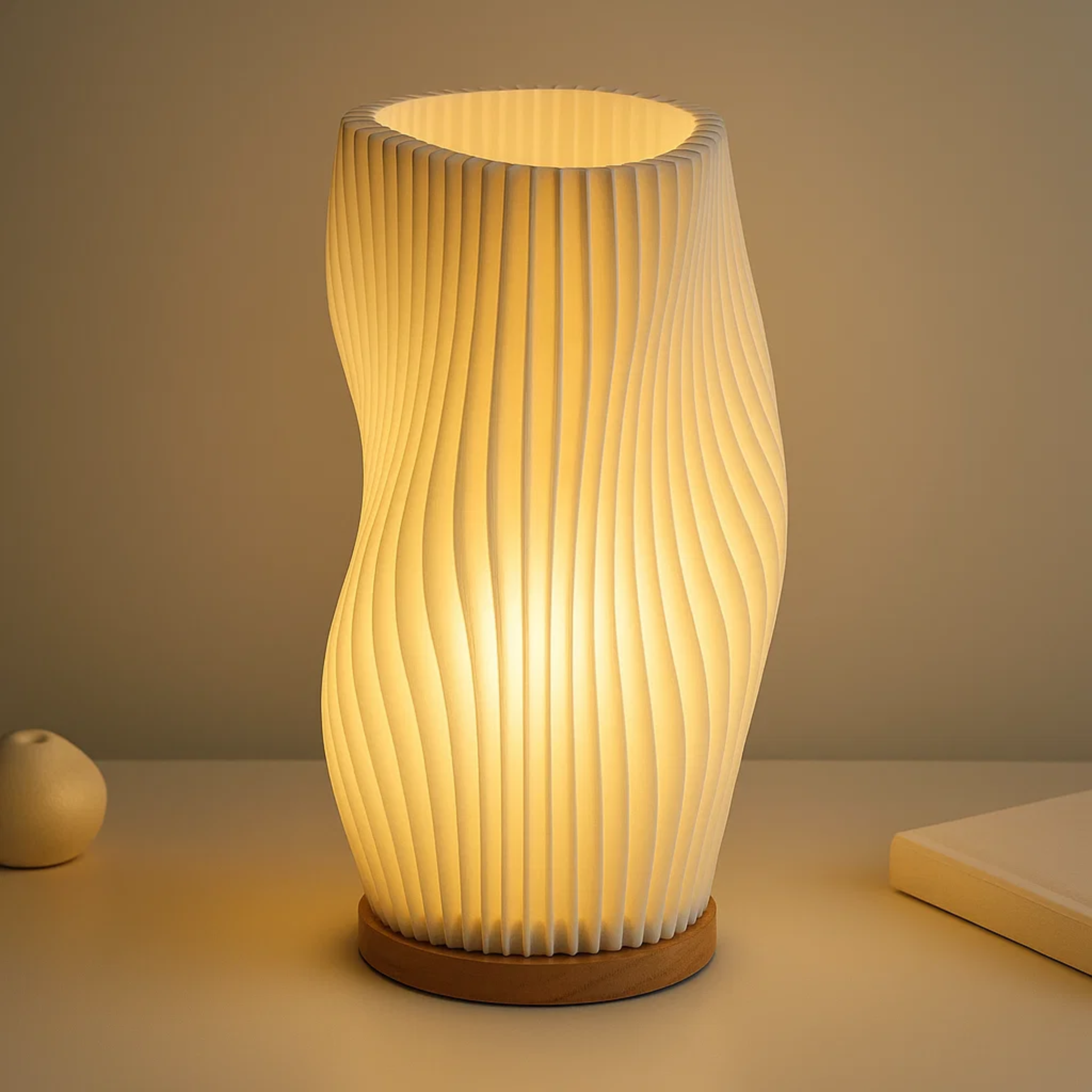 Scandinavische tafellamp met golvende kap in drie modellen