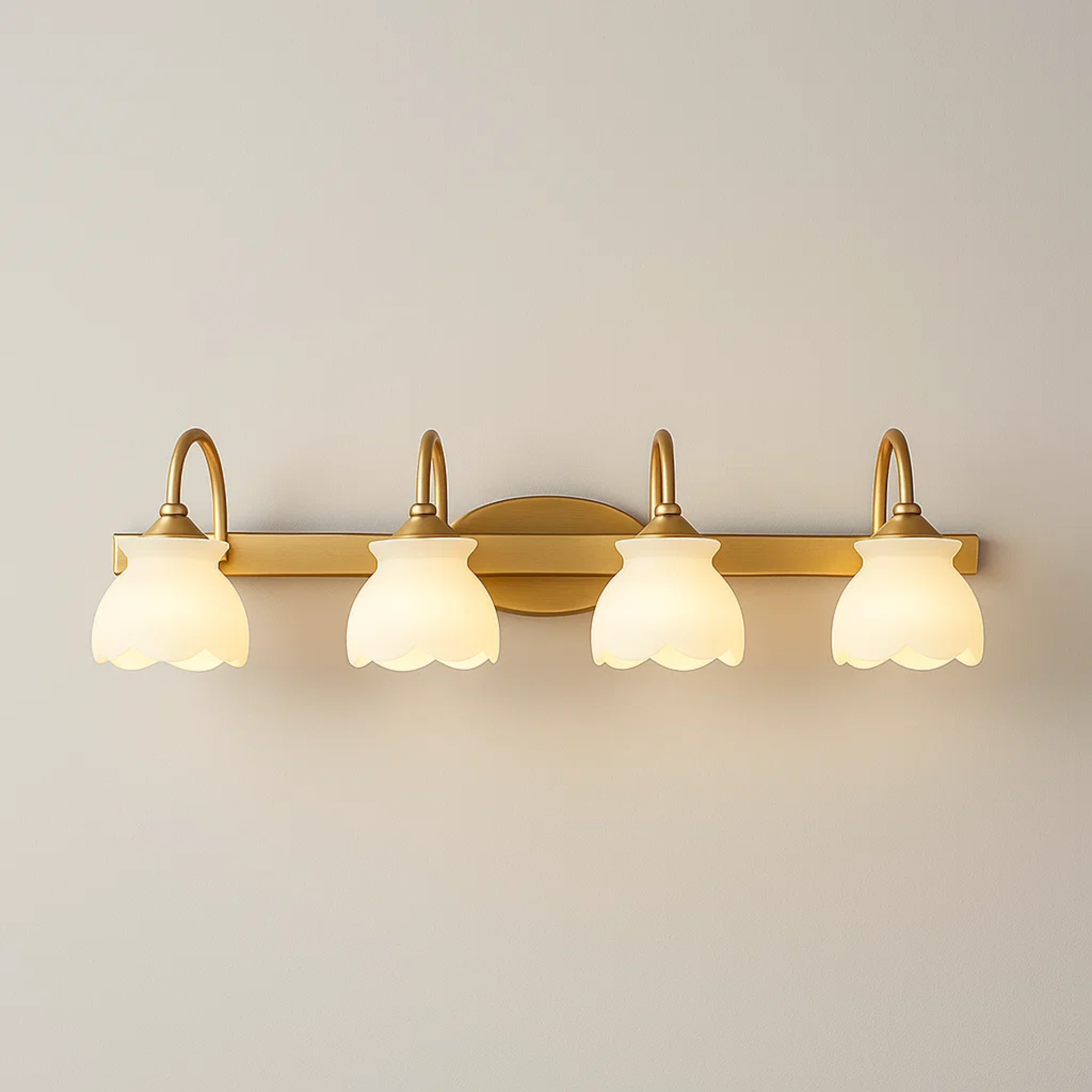 Klassieke wandlamp met bloemvormige glazen kap