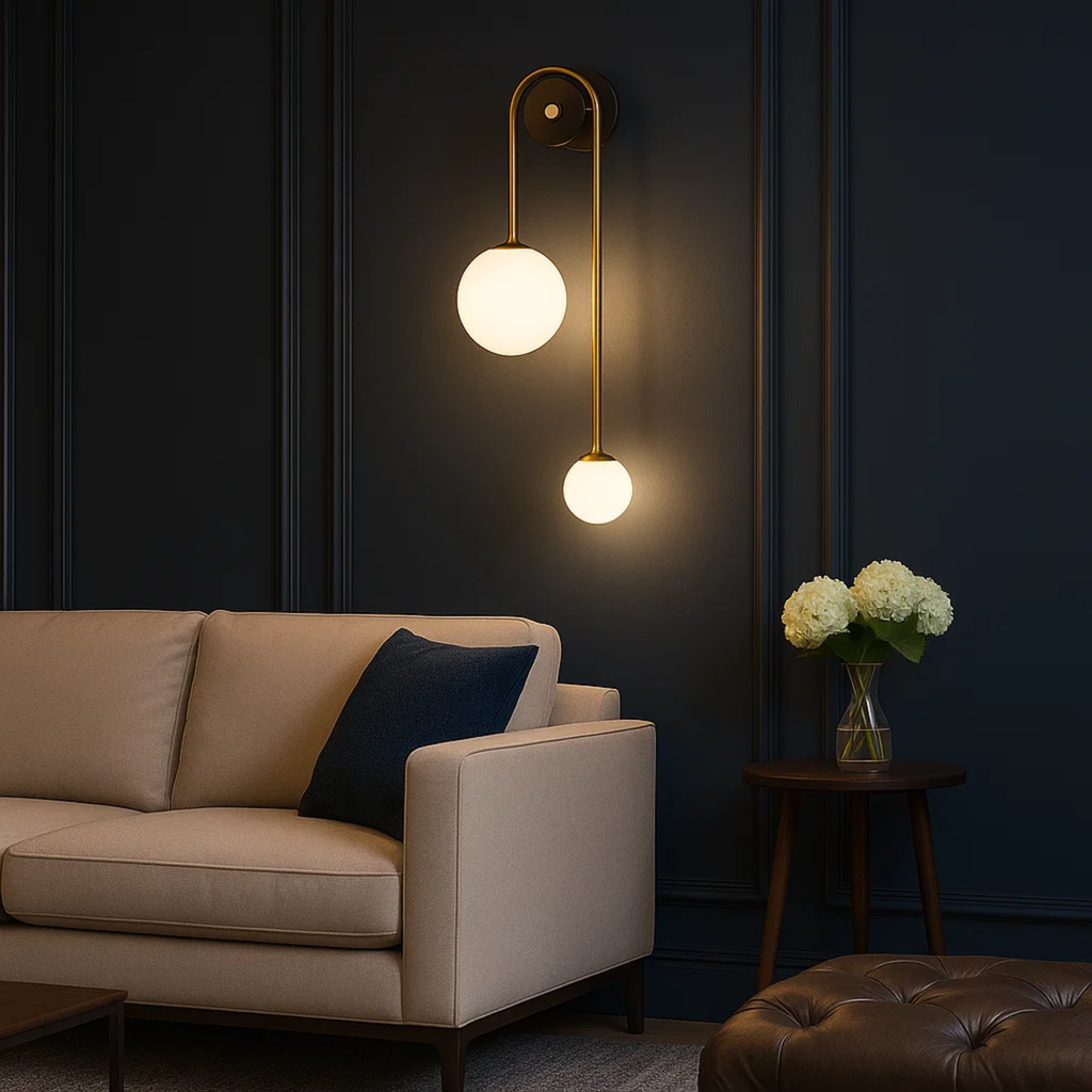 Moderne wandlamp met twee opaalglazen bollen in messing kleur